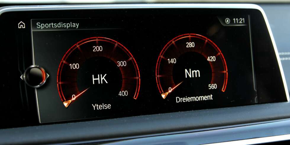 FLAT PEDAL: Sportsdiplayet viser til enhver tid hvor mye motorkraft som er i bruk. En høyst unødvendig, men likevel artig funksjon. FLAT PEDAL: Sportsdiplayet viser til enhver tid hvor mye motorkraft som er i bruk. En høyst unødvendig, men likevel artig funksjon.
