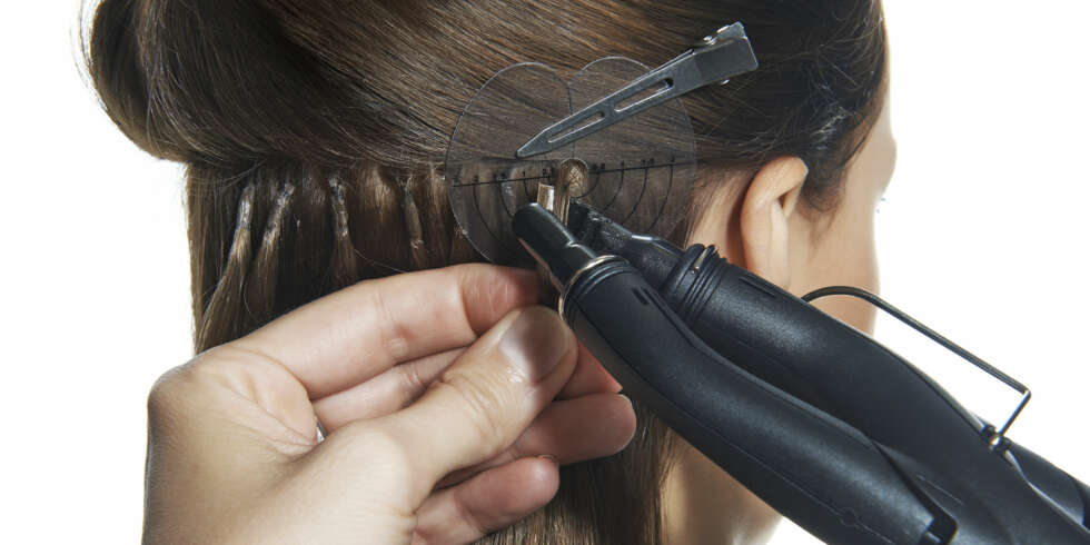EXTENSION: Slik ser det ut når keratin-fester blir sveiset på, ved hjelp av varmetang. FOTO: Rapunzel of Sweden EXTENSION: Slik ser det ut når keratin-fester blir sveiset på, ved hjelp av varmetang. FOTO: Rapunzel of Sweden
