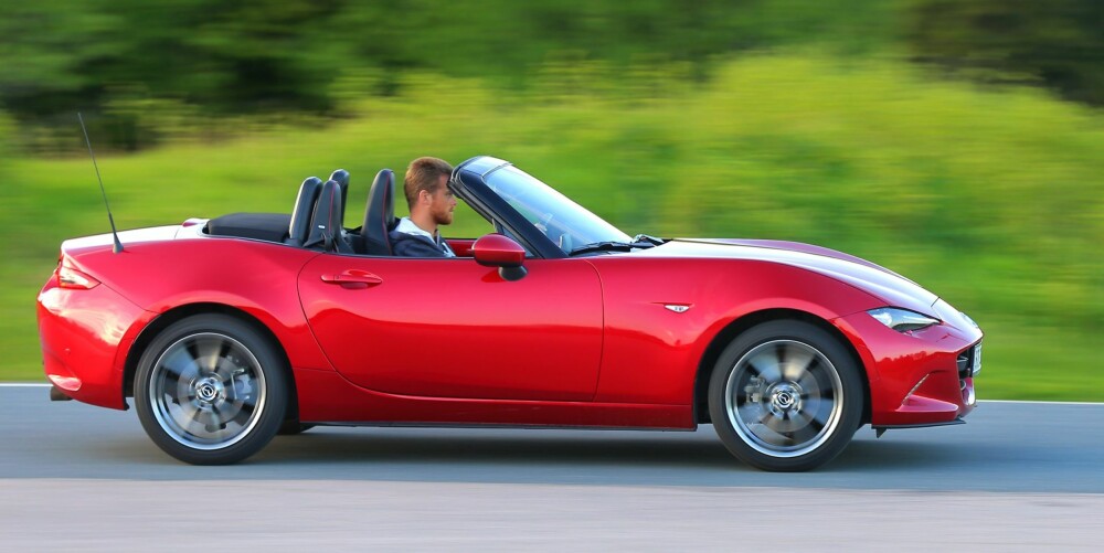 HERLIG MOTOR: En toliter uten turbo høres veldig 1990 ut, men du skal ikke kjøre mange meterne i MX-5 før temaet er ferdig debattert. Toliteren er grom! HERLIG MOTOR: En toliter uten turbo høres veldig 1990 ut, men du skal ikke kjøre mange meterne i MX-5 før temaet er ferdig debattert. Toliteren er grom!