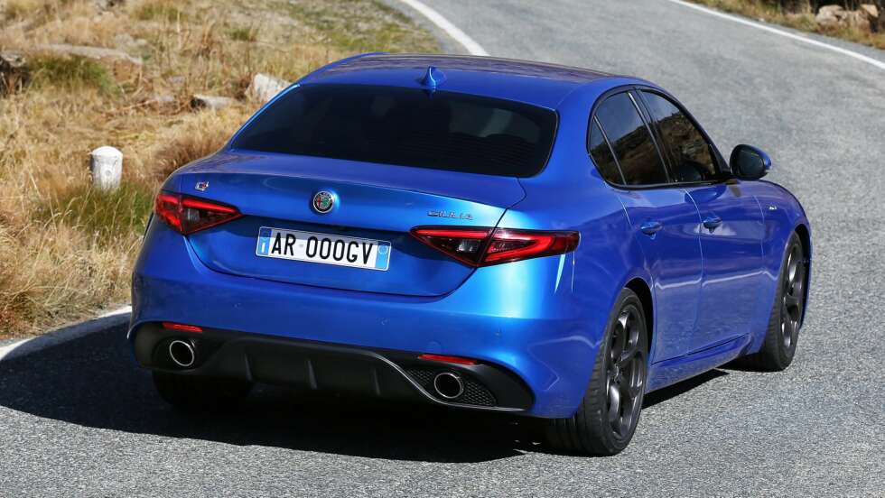 VELOCE: 4x4-versjonen av Giulia vil koste fra rundt 550 900 kroner med turbodiesel. Foto: Alfa Romeo VELOCE: 4x4-versjonen av Giulia vil koste fra rundt 550 900 kroner med turbodiesel. Foto: Alfa Romeo