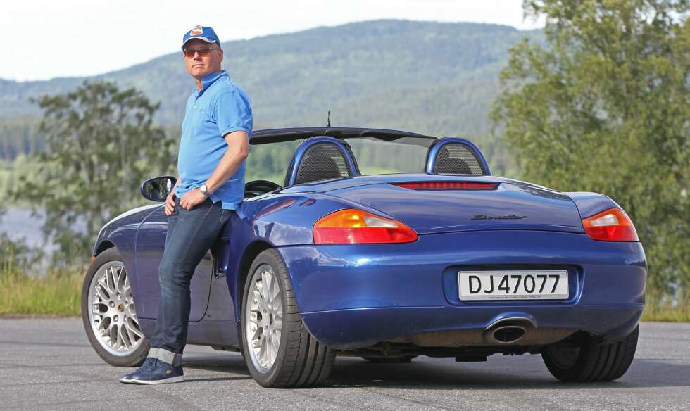 ALDRI MER TAK: Finn Vegard Carlsen kjører «alltid» åpent. Men om vinteren får 1998-modellen hardtop på. - Bilen har nå gått drøyt 150 000 km og fungerer bra, selv om det alltid er litt å fikse på, forteller han. ALDRI MER TAK: Finn Vegard Carlsen kjører «alltid» åpent. Men om vinteren får 1998-modellen hardtop på. - Bilen har nå gått drøyt 150 000 km og fungerer bra, selv om det alltid er litt å fikse på, forteller han.