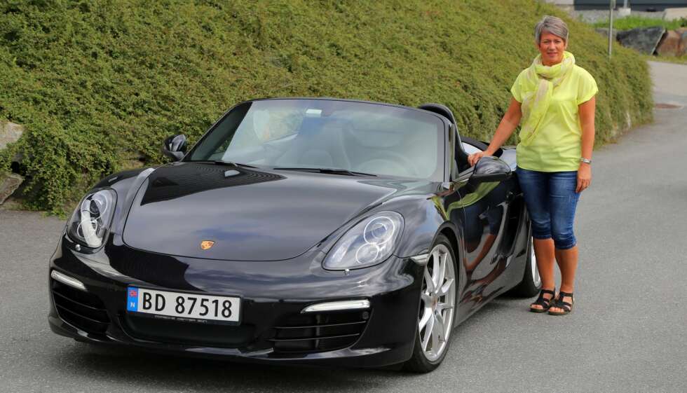 HELÅRSBIL: Den nye Boxsteren fra 2014 kan Lisa Thorvaldsen, som har jobbet med Porsche i 16 år, bruke hele året. HELÅRSBIL: Den nye Boxsteren fra 2014 kan Lisa Thorvaldsen, som har jobbet med Porsche i 16 år, bruke hele året.