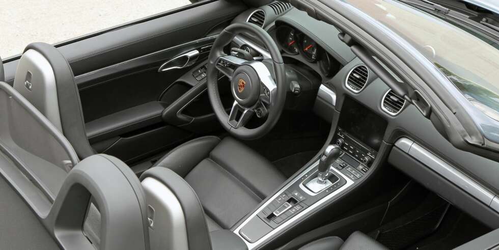 SIKKER LINJE: Porsche kjører en sikker linje. Interiøret i nye 718 er løftet akkurat nok fra 2014-modellen til å framstå moderne. Den skuddsikre følelsen er alltid der. SIKKER LINJE: Porsche kjører en sikker linje. Interiøret i nye 718 er løftet akkurat nok fra 2014-modellen til å framstå moderne. Den skuddsikre følelsen er alltid der.
