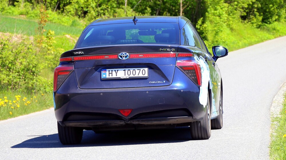 FREMTID: Mirai, betyr “Fremtid” på japansk. Elektrisiteten som driver hjulene lages i en brenselcelle, hvor oksygen fra lufta reagerer med hydrogen fra tanken, med kun vanndamp som utslipp. FREMTID: Mirai, betyr “Fremtid” på japansk. Elektrisiteten som driver hjulene lages i en brenselcelle, hvor oksygen fra lufta reagerer med hydrogen fra tanken, med kun vanndamp som utslipp.