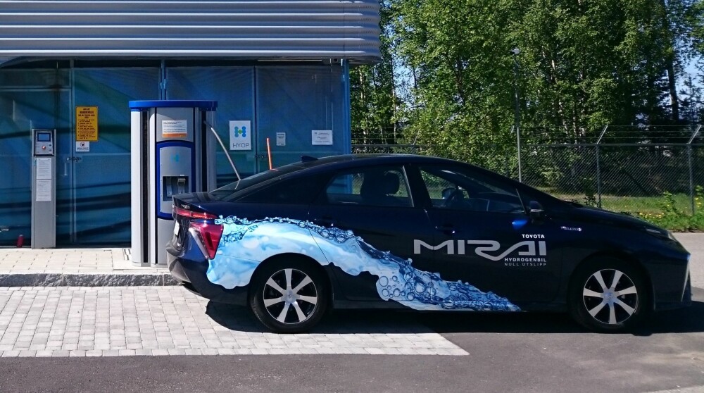 FYLLING: Det vanskeligste med å fylle hydrogen per i dag, er å finne en stasjon – det er kun fire av dem i hele landet. Selve fyllingen er unnagjort like kjapt som du fyller bensin FYLLING: Det vanskeligste med å fylle hydrogen per i dag, er å finne en stasjon – det er kun fire av dem i hele landet. Selve fyllingen er unnagjort like kjapt som du fyller bensin