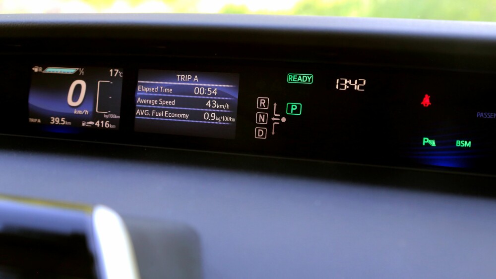 REKKEVIDDE: Mirai har en oppgitt rekkevidde på 550 km. På displayet vises sanntidsforbruk i et søylediagram, og forbruk over tid oppgis ved siden av. REKKEVIDDE: Mirai har en oppgitt rekkevidde på 550 km. På displayet vises sanntidsforbruk i et søylediagram, og forbruk over tid oppgis ved siden av.