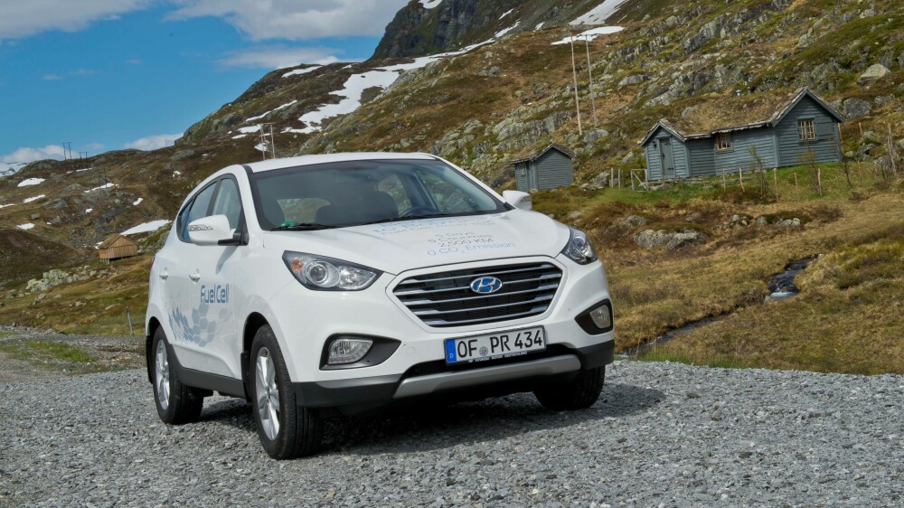 HYUNDAI: Hyundai ix35 el-hydrogen kjører uten utslipp og har en elektrisk motor på 100kW, tilsvarende 136 hk. I stedet for å få strøm fra et batteri er det en brenselcelle som konverterer hydrogen, lagret på tanker i bilen, og oksygen fra lufta til elektrisitet. Eneste utslipp er ren vanndamp. Topphastighet er 160 km/t og rekkevidden er oppgitt til 594 km på en fylling. HYUNDAI: Hyundai ix35 el-hydrogen kjører uten utslipp og har en elektrisk motor på 100kW, tilsvarende 136 hk. I stedet for å få strøm fra et batteri er det en brenselcelle som konverterer hydrogen, lagret på tanker i bilen, og oksygen fra lufta til elektrisitet. Eneste utslipp er ren vanndamp. Topphastighet er 160 km/t og rekkevidden er oppgitt til 594 km på en fylling.