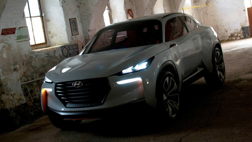 MANGE NYE: Nærmere ti bilmerker er ventet å ha en hydrogenbil klar for salg innen 2020. En av dem er Hyundai Intrado, som du her ser i konseptversjon. Intrado skal være konstruert som hydrogen-bil fra bunnen av, i motsetning til dagens hydrogenbil fra merket, som er en tilpasset versjon av SUV-en ix35. MANGE NYE: Nærmere ti bilmerker er ventet å ha en hydrogenbil klar for salg innen 2020. En av dem er Hyundai Intrado, som du her ser i konseptversjon. Intrado skal være konstruert som hydrogen-bil fra bunnen av, i motsetning til dagens hydrogenbil fra merket, som er en tilpasset versjon av SUV-en ix35.