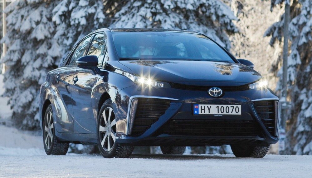 SKILLER SEG UT: Gigantkonsernet Toyota har lagt elbil til side og satser i stedet på å utvikle hydrogenbilen. Mirai er den første serieproduserte modellen. Utseendet skiller seg tydelig ut. SKILLER SEG UT: Gigantkonsernet Toyota har lagt elbil til side og satser i stedet på å utvikle hydrogenbilen. Mirai er den første serieproduserte modellen. Utseendet skiller seg tydelig ut.