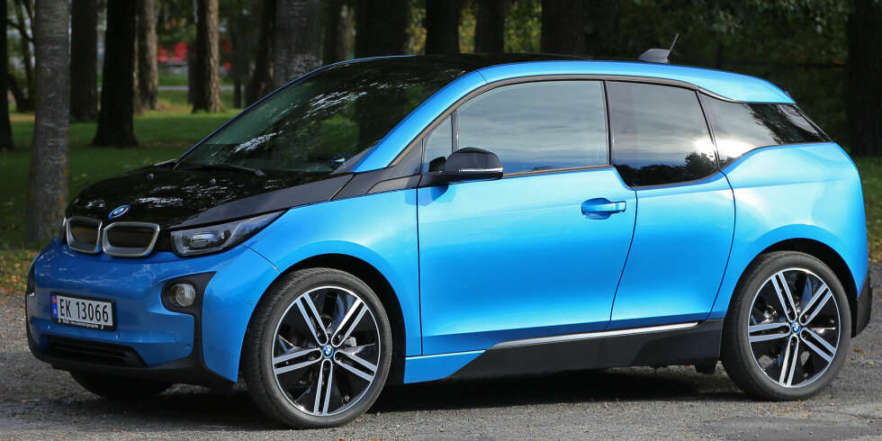 SVÆRT LETTKJØRT: BMW i3 skiller seg fortsatt ut i gatebildet. God oversikt, lengde på 4 meter og minimal svingradius gjør den usedvanlig lettkjørt. SVÆRT LETTKJØRT: BMW i3 skiller seg fortsatt ut i gatebildet. God oversikt, lengde på 4 meter og minimal svingradius gjør den usedvanlig lettkjørt.