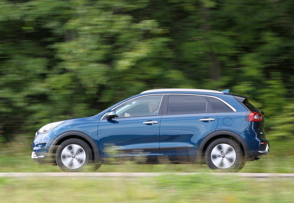 LETTKJØRT: Hybridsystemet er med på å gi Niro et veldig lettkjørt preg. Niro er noe midt mellom SUV, kombikupé og stasjonsvogn. Den har kun drift på forhjulene. LETTKJØRT: Hybridsystemet er med på å gi Niro et veldig lettkjørt preg. Niro er noe midt mellom SUV, kombikupé og stasjonsvogn. Den har kun drift på forhjulene.