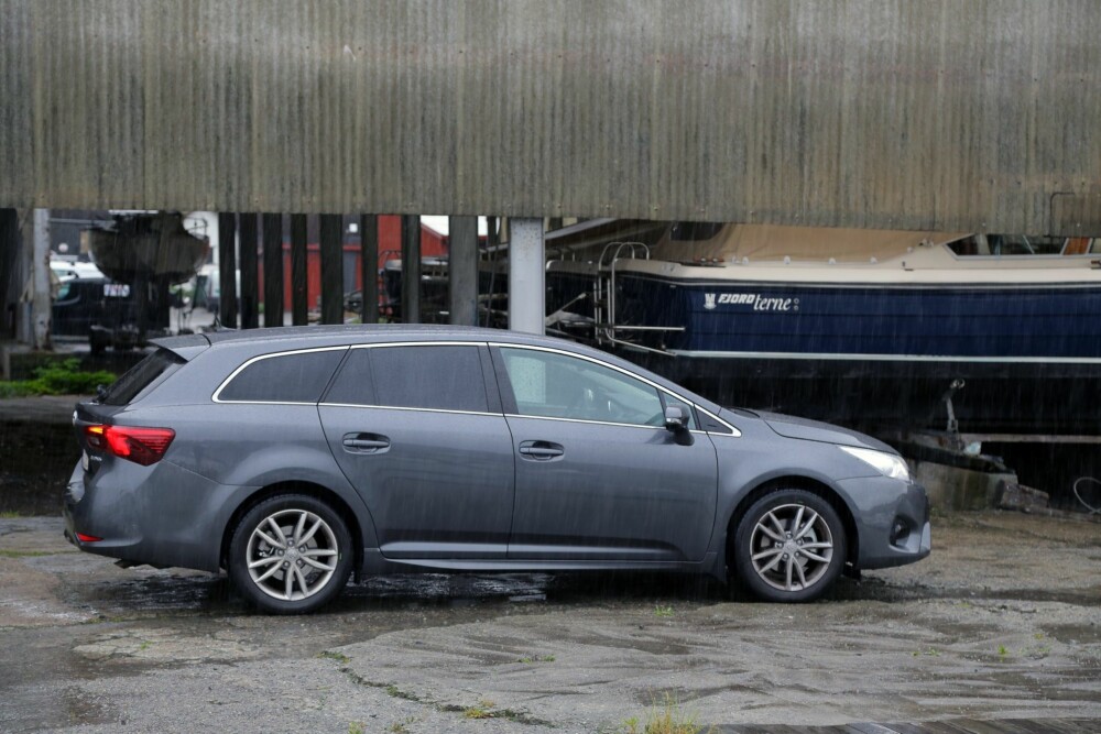 SOM FØR: Profilen er som før, for den nye Toyota Avensis er ikke helt ny fra bunnen av, men en omfattende oppdatering av den forrige. SOM FØR: Profilen er som før, for den nye Toyota Avensis er ikke helt ny fra bunnen av, men en omfattende oppdatering av den forrige.
