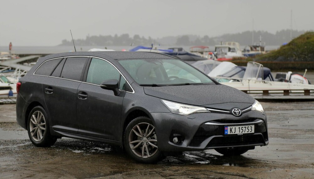 NY FRONT: Det er ingen forvekslingsfare mellom den nye og den forrige Toyota Avensis i fronten. Toyotas nye familiefjes er på plass, og det betyr kvassere vinkler på lykter og grill. NY FRONT: Det er ingen forvekslingsfare mellom den nye og den forrige Toyota Avensis i fronten. Toyotas nye familiefjes er på plass, og det betyr kvassere vinkler på lykter og grill.