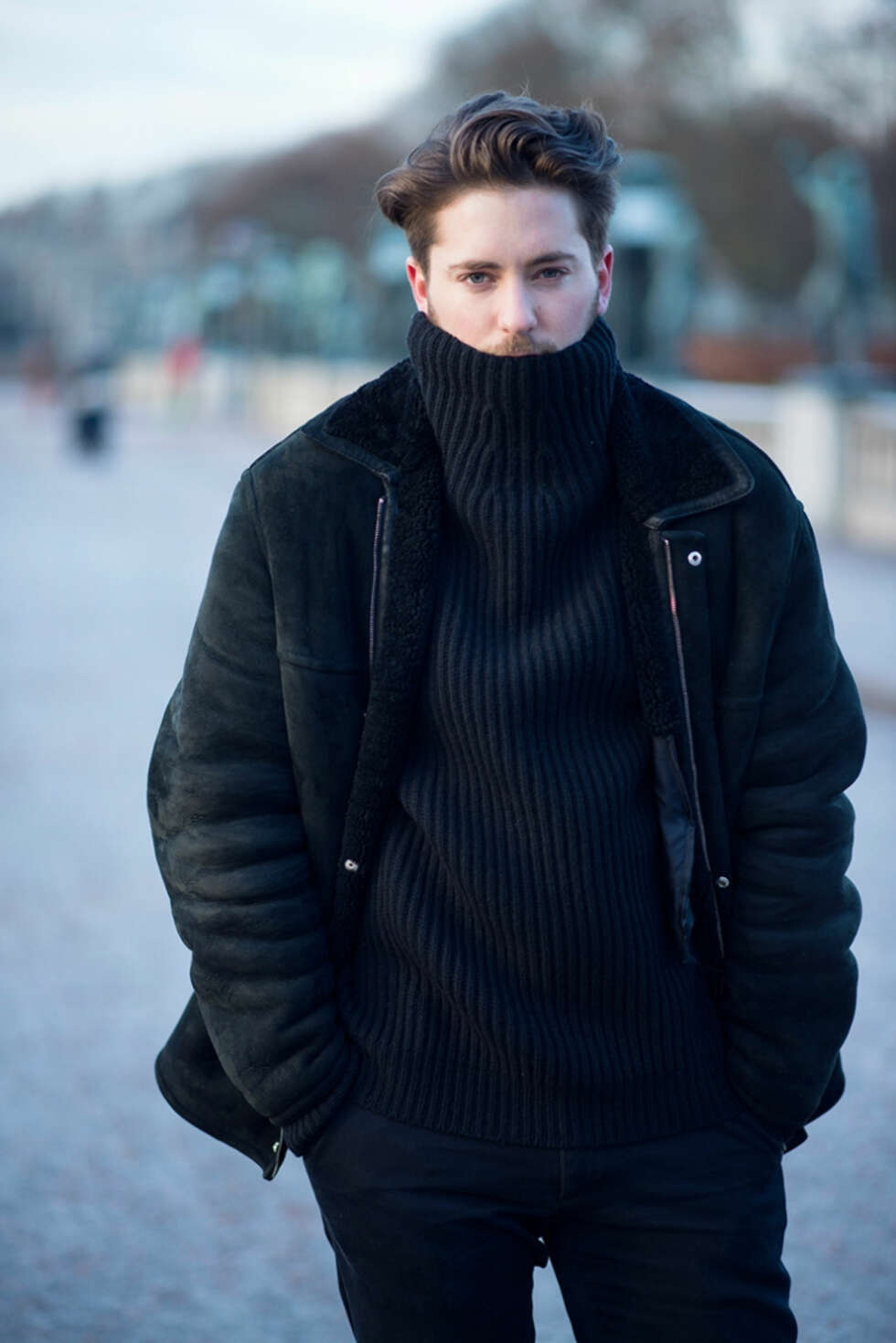 PÅ BYEN: Herremoteblogger Kjetil Lundstein liker best å gå kledd i helsvart på byen. PÅ BYEN: Herremoteblogger Kjetil Lundstein liker best å gå kledd i helsvart på byen.