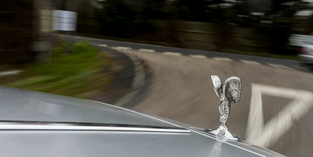 VELKJENT: Den flyvende damen, eller Spirit of Ecstasy som ornamentet egentlig heter, forsvinner ned i panseret når du parkerer. Foto: Si Gray VELKJENT: Den flyvende damen, eller Spirit of Ecstasy som ornamentet egentlig heter, forsvinner ned i panseret når du parkerer. Foto: Si Gray
