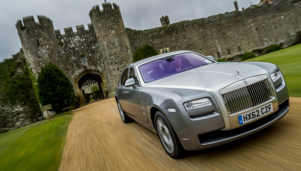 RIKTIG SETTING: Rolls-Royce Ghost passet perfekt foran Amberley Castle. Foto: Si Gray RIKTIG SETTING: Rolls-Royce Ghost passet perfekt foran Amberley Castle. Foto: Si Gray