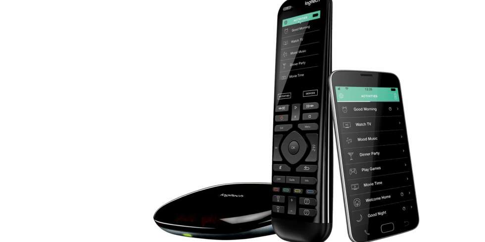 Harmony Elite er først og fremst for deg som vil gjemme både fjernkontroller og komponenter bak skapdører
i TV-benken. Harmony Elite er først og fremst for deg som vil gjemme både fjernkontroller og komponenter bak skapdører
i TV-benken.
