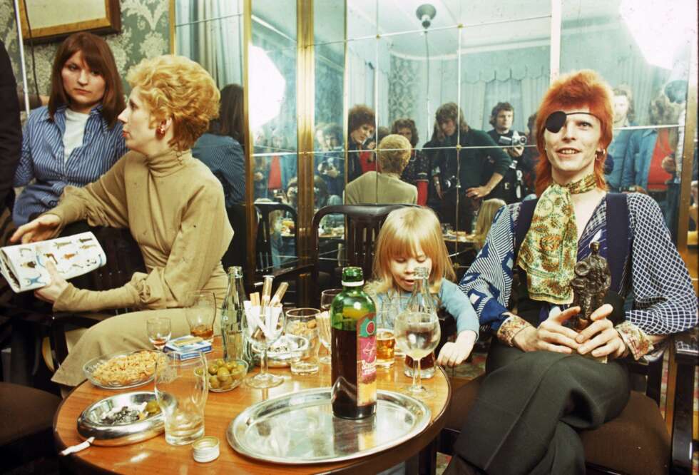 MOTETIPS #1: Her er pappa David sammen med sønnen Duncan Jones og mamma Angie i 1974 (i Ziggy Stardust-perioden). Stjernen viser oss at det er ingen grunn til å ikke mikse og matche mønster og farger, og at et silkeskjerf vil sprite opp hva som helst. Ikke minst - digger du ikke normcore, så styrer du unna! MOTETIPS #1: Her er pappa David sammen med sønnen Duncan Jones og mamma Angie i 1974 (i Ziggy Stardust-perioden). Stjernen viser oss at det er ingen grunn til å ikke mikse og matche mønster og farger, og at et silkeskjerf vil sprite opp hva som helst. Ikke minst - digger du ikke normcore, så styrer du unna!