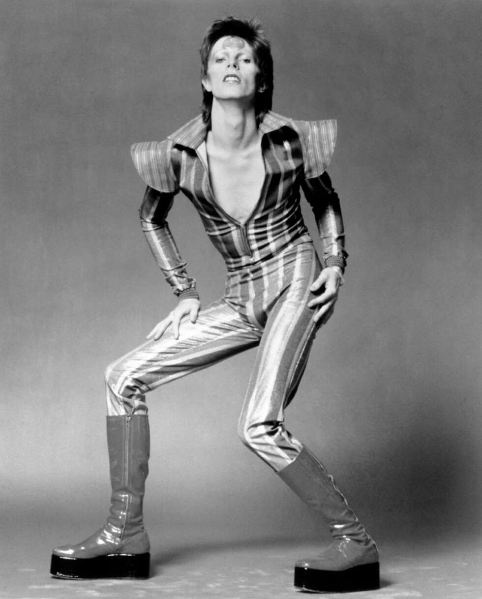 MOTETIPS # 2: David Bowie kjørte en androgyn stil under Ziggy Stardust-perioden på 70-tallet, i åletrange jumpsuits med ekstra detaljer på skuldrene, høye platåboots og metallisk sminke. MOTETIPS # 2: David Bowie kjørte en androgyn stil under Ziggy Stardust-perioden på 70-tallet, i åletrange jumpsuits med ekstra detaljer på skuldrene, høye platåboots og metallisk sminke.