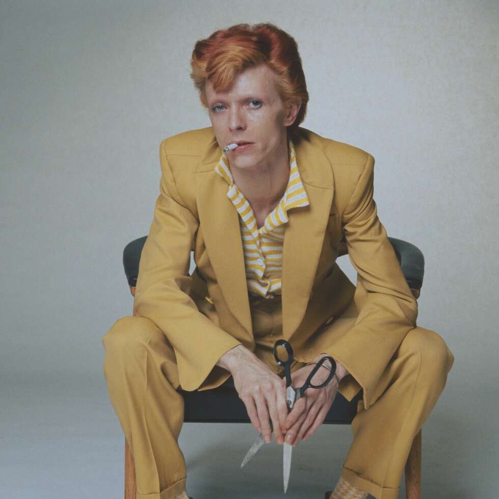 MOTETIPS # 5: David Bowie i et av sine ikoniske antrekk - i 1974. Bare å ta av seg hatten! MOTETIPS # 5: David Bowie i et av sine ikoniske antrekk - i 1974. Bare å ta av seg hatten!