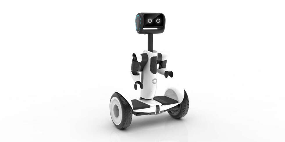 SØT: Segway Advanced Personal Robot kan både følge etter deg og styres fra mobilen. I tillegg fungerer den som et kjøretøy. SØT: Segway Advanced Personal Robot kan både følge etter deg og styres fra mobilen. I tillegg fungerer den som et kjøretøy.