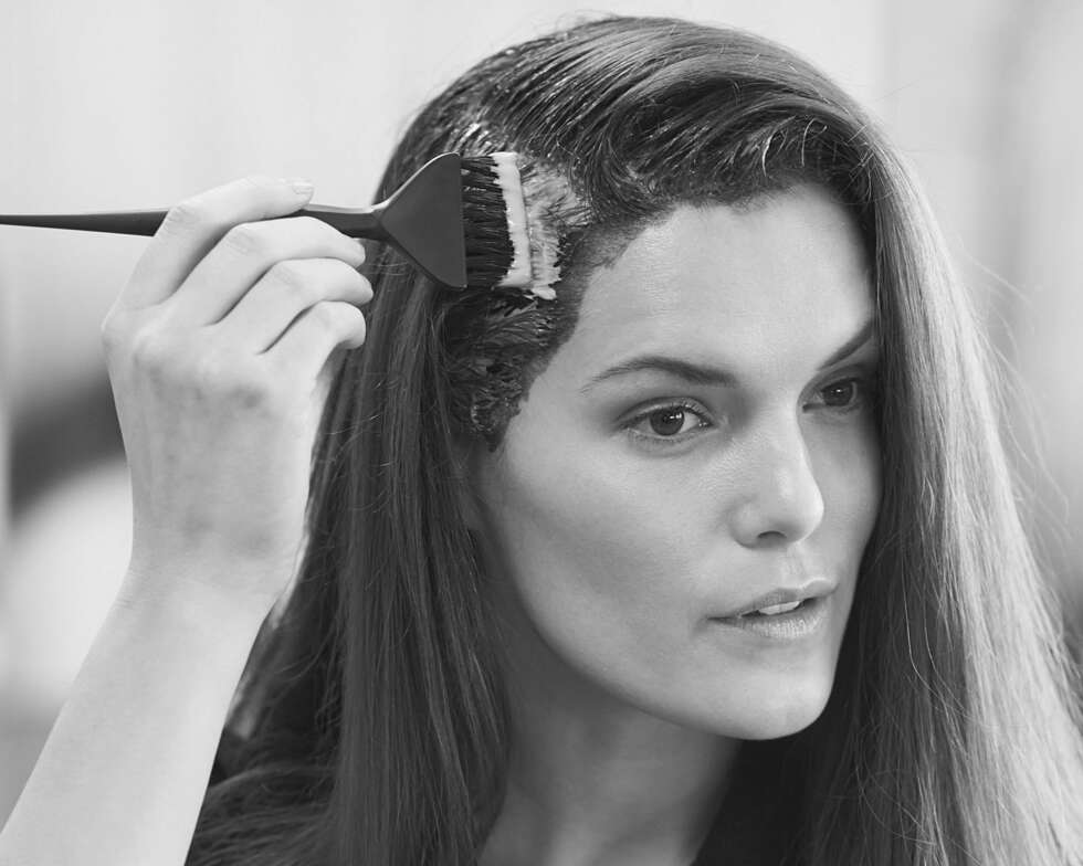 ESSENSIELT TRIKS: - Gå for én tone lysere enn fargen du vil ha, tipser hårstylist og makeupartist Tove Eggen. ESSENSIELT TRIKS: - Gå for én tone lysere enn fargen du vil ha, tipser hårstylist og makeupartist Tove Eggen.