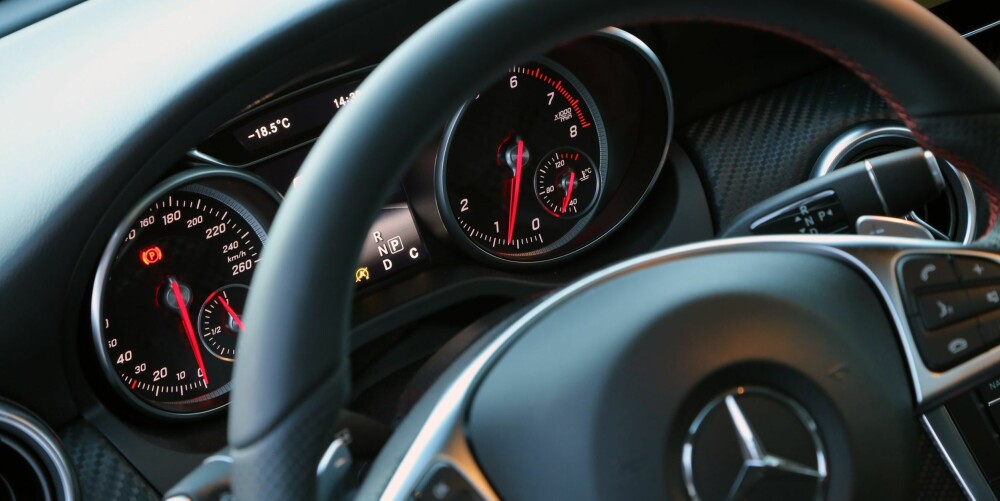SMÅSPORTY: Dashbordet har livlig grafikk og Mercedes-Benz A-klasse kan utstyres med sportslige utstyrsdetaljer også innvendig. SMÅSPORTY: Dashbordet har livlig grafikk og Mercedes-Benz A-klasse kan utstyres med sportslige utstyrsdetaljer også innvendig.