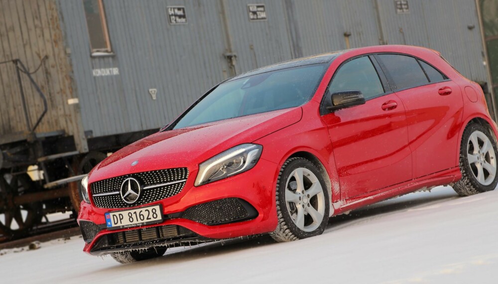 SMÅ JUSTERINGER: Det er ikke stor forskjell på Mercedes-Benz A-klasse før og etter facelift. Fortsatt et smalt konsept som passer best for to. SMÅ JUSTERINGER: Det er ikke stor forskjell på Mercedes-Benz A-klasse før og etter facelift. Fortsatt et smalt konsept som passer best for to.