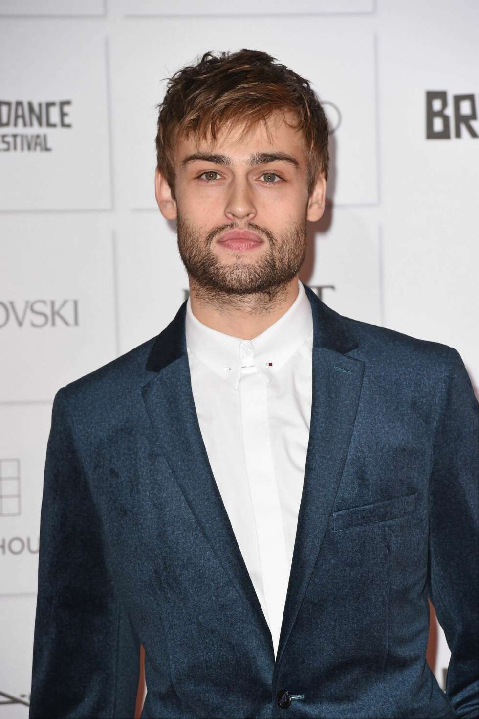 LUGG: Hvorfor ikke gjøre som skuespiller Douglas Booth og gå for en lugg i år? LUGG: Hvorfor ikke gjøre som skuespiller Douglas Booth og gå for en lugg i år?