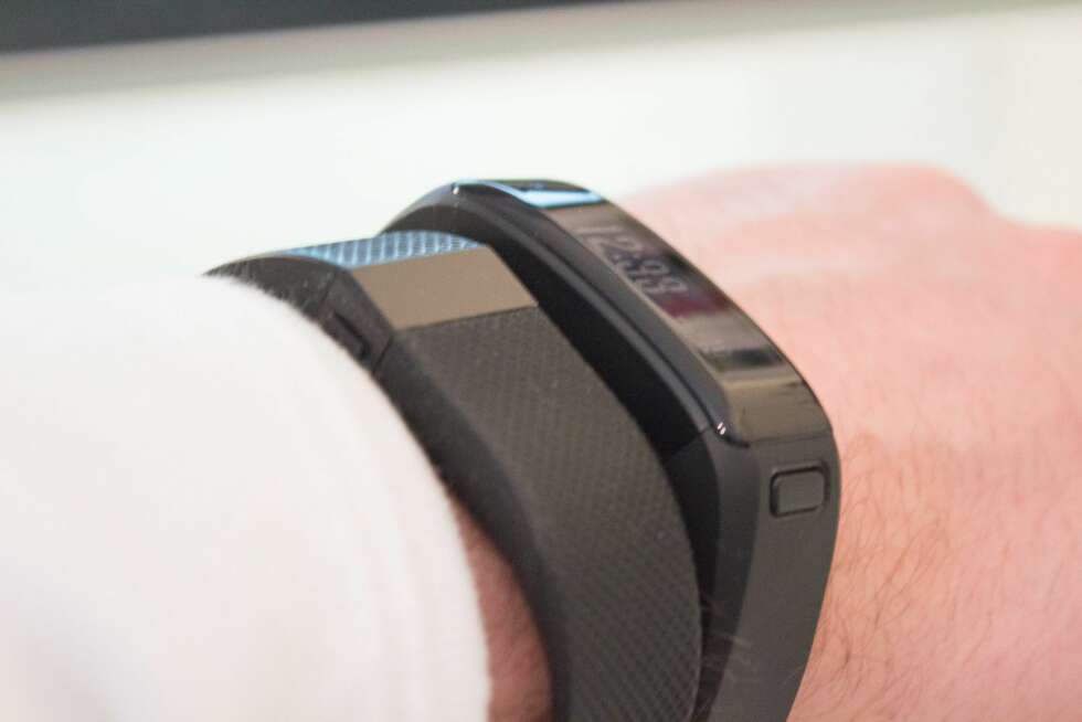 STOR: Garmin Vivosmart HR (til høyre) er noe større enn Fitbit Charge HR. STOR: Garmin Vivosmart HR (til høyre) er noe større enn Fitbit Charge HR.
