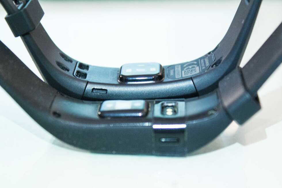 PROPRIETÆRE: Både Garmin Vivosmart HR og Fitbit Charge HR har sin egen proprietære kontakt. Vi ønsker oss standard USB. PROPRIETÆRE: Både Garmin Vivosmart HR og Fitbit Charge HR har sin egen proprietære kontakt. Vi ønsker oss standard USB.
