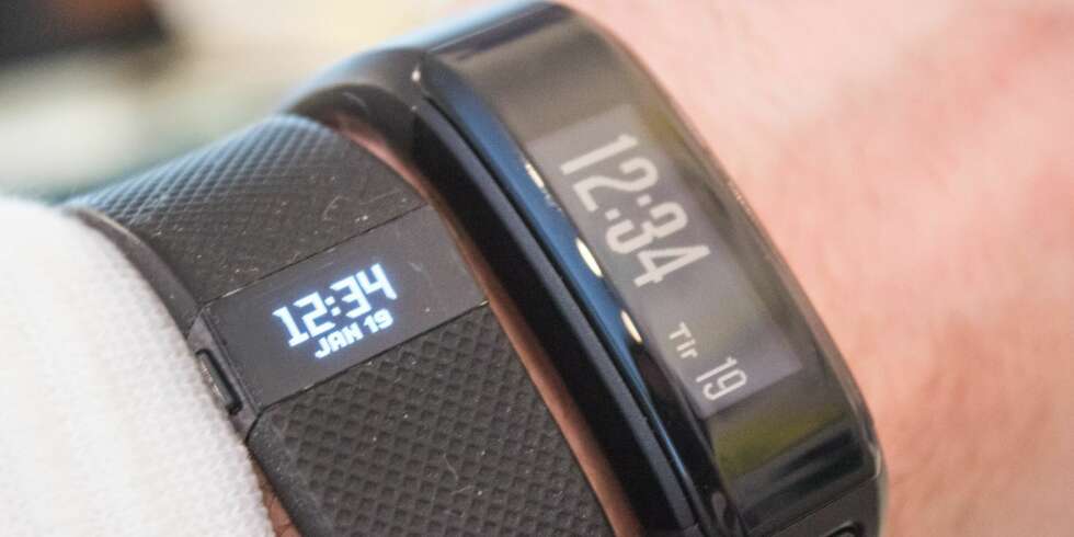 STOR: Garmin Vivosmart HR er litt større enn hovedkonkurrenten Fitbit Charge HR (til venstre). STOR: Garmin Vivosmart HR er litt større enn hovedkonkurrenten Fitbit Charge HR (til venstre).