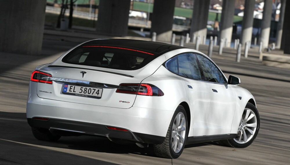 LANGT FRAMME: Tesla er langt framme på autonom kjøring, og har nå en funksjon der bilen parkerer av seg selv og/eller henter deg der du er. LANGT FRAMME: Tesla er langt framme på autonom kjøring, og har nå en funksjon der bilen parkerer av seg selv og/eller henter deg der du er.