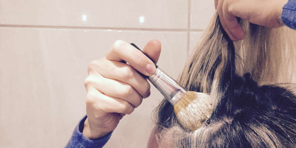 HJEMMELAGET: Det er penger å spare på å mikse din egen tørrsjampo, og det er lett som bare det. HJEMMELAGET: Det er penger å spare på å mikse din egen tørrsjampo, og det er lett som bare det.