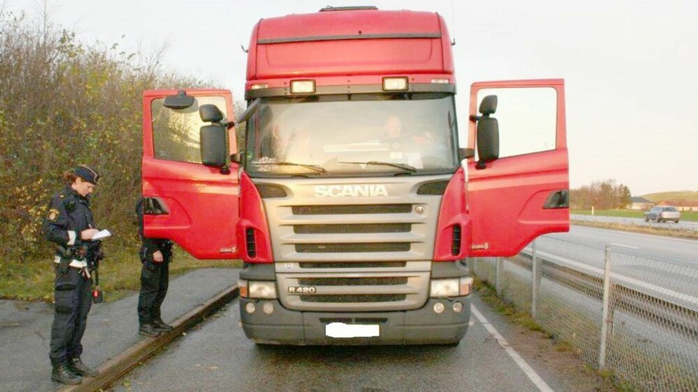 STANSET: Etter flere døgn med spaning måtte politiet stanse traileren sør i Sverige. I lasterommet sto depotbilen full av båtmotorer. FOTO: Politiet STANSET: Etter flere døgn med spaning måtte politiet stanse traileren sør i Sverige. I lasterommet sto depotbilen full av båtmotorer. FOTO: Politiet