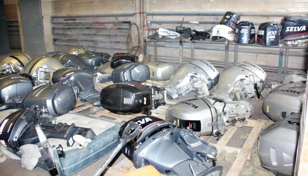 JUKS: Fra det polske lageret. På hylla står Selva-deksler som ble byttet ut med Yamaha-deksler, slik at tyvene skulle få høyere pris for motorene. JUKS: Fra det polske lageret. På hylla står Selva-deksler som ble byttet ut med Yamaha-deksler, slik at tyvene skulle få høyere pris for motorene.