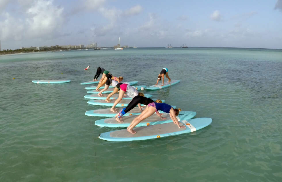 SUP-yoga, eller Stand Up Paddleboard Yoga om du vil, er veldig gøy! Men enkelt skal jeg ikke påstå å si at det er. Her gjør vi en downward dog så godt som vi kan. Jeg eier den grønnkledde rumpa bak der. SUP-yoga, eller Stand Up Paddleboard Yoga om du vil, er veldig gøy! Men enkelt skal jeg ikke påstå å si at det er. Her gjør vi en downward dog så godt som vi kan. Jeg eier den grønnkledde rumpa bak der.