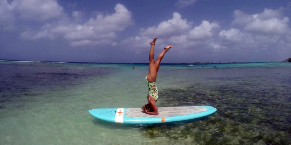 SUP-YOGA!: Noen kan stå på hodet på vannet, og andre er gode i andre ting... @yoga_girl rocker SUP-yoga - til og med oppned. SUP-YOGA!: Noen kan stå på hodet på vannet, og andre er gode i andre ting... @yoga_girl rocker SUP-yoga - til og med oppned.