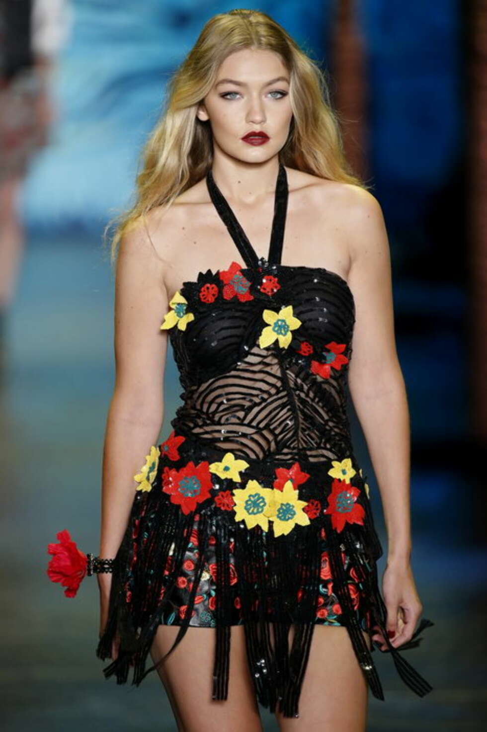 FYLDIGE KRØLLER: Tykkere hår, volum og krøller sto på tapeten for Anna Sui og modellen Gigi Hadid for våren 2016. FYLDIGE KRØLLER: Tykkere hår, volum og krøller sto på tapeten for Anna Sui og modellen Gigi Hadid for våren 2016.