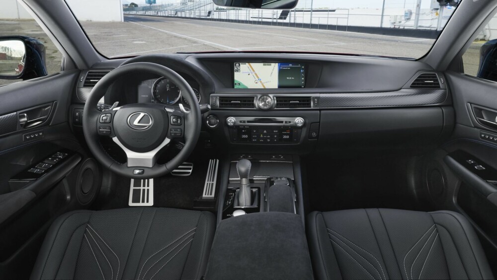 LEXUS: Sobert førermiljø. LEXUS: Sobert førermiljø.