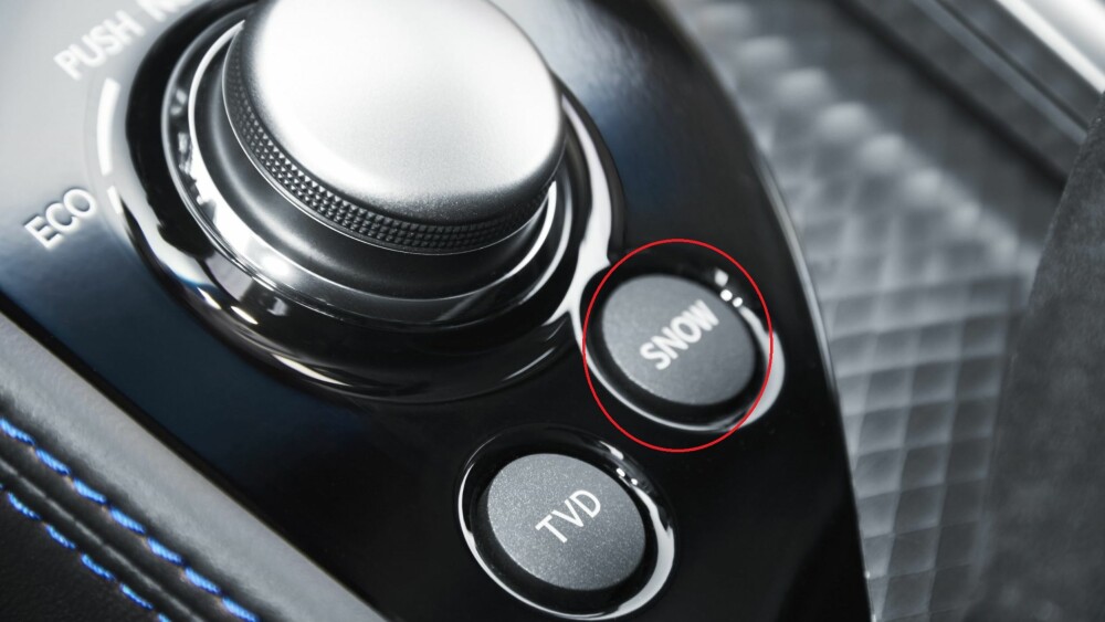 SNØ: Lexus GS F har eget kjøreprogram for snø, som blant annet justerer ESP-en. SNØ: Lexus GS F har eget kjøreprogram for snø, som blant annet justerer ESP-en.