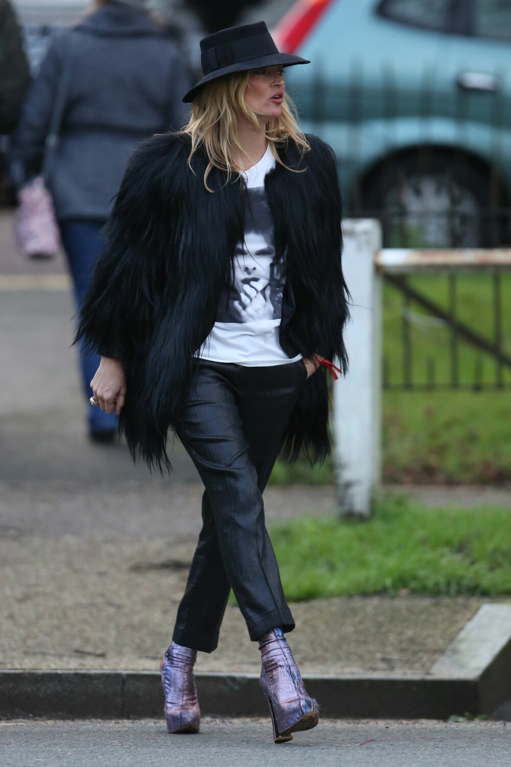 HYLLEST TIL DAVID BOWIE: Supermodell Kate Moss hyllet den avdøde rockestjernen med en t.skjorte. HYLLEST TIL DAVID BOWIE: Supermodell Kate Moss hyllet den avdøde rockestjernen med en t.skjorte.