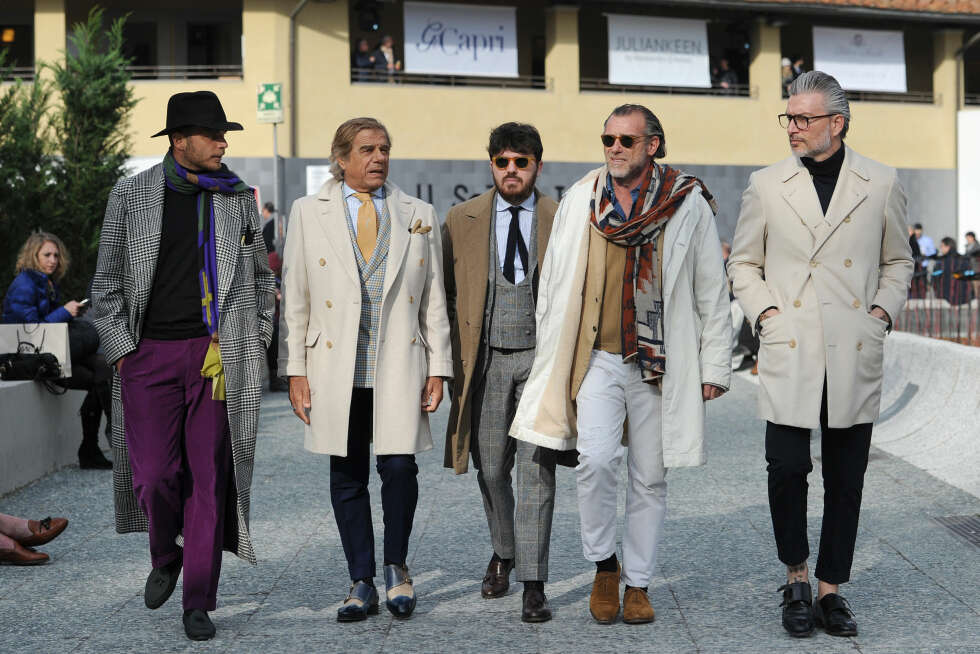 STILFULLE ITALIENSKE MENN: Knipset under Pitti Immagine Uomo 85 i Firence. - Menn over 35 burde kle seg mer stilig og kontinentalt. Her føler jeg at norske menn burde se mer mot italienske menn som vet å kle seg i hverdagen, sier Andreas Tangberg, stylist og country manager ved pr-byrået Polhem PR. STILFULLE ITALIENSKE MENN: Knipset under Pitti Immagine Uomo 85 i Firence. - Menn over 35 burde kle seg mer stilig og kontinentalt. Her føler jeg at norske menn burde se mer mot italienske menn som vet å kle seg i hverdagen, sier Andreas Tangberg, stylist og country manager ved pr-byrået Polhem PR.