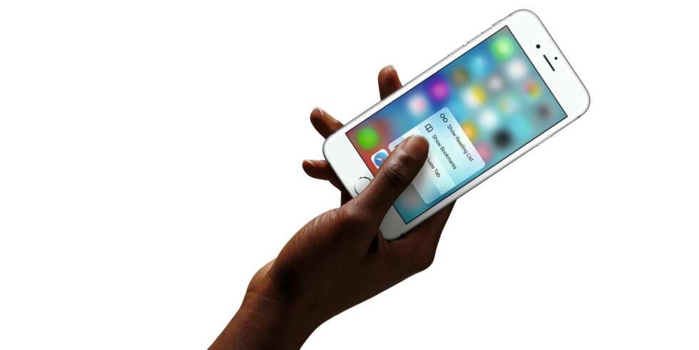 FOR STOR?: Det var en grunn til at iPhone hadde en skjerm på 3,5 tommer. Steve Jobs mente ingen ville kjøpe store telefoner. FOR STOR?: Det var en grunn til at iPhone hadde en skjerm på 3,5 tommer. Steve Jobs mente ingen ville kjøpe store telefoner.