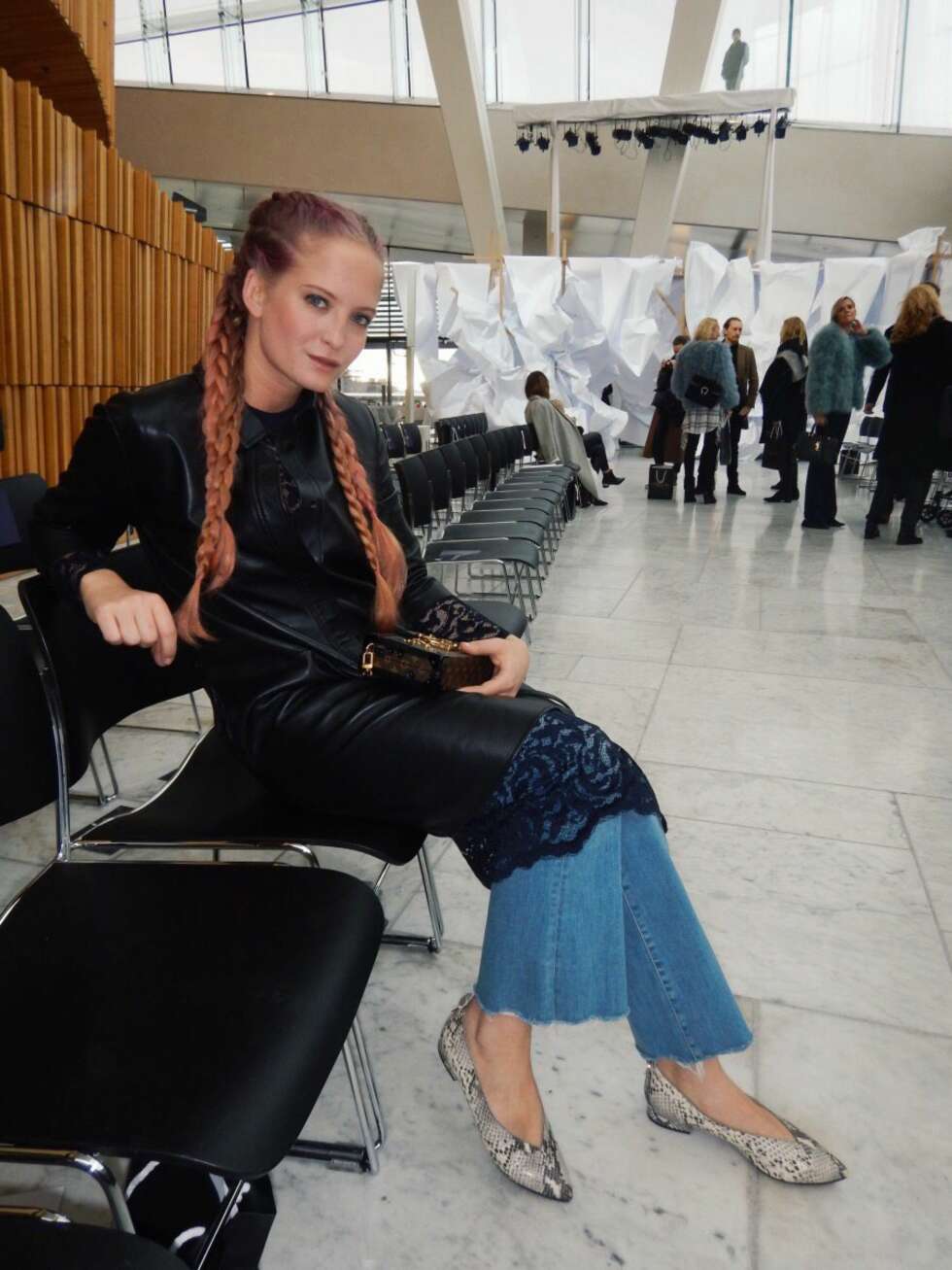 FINT Å VISE LITT HUD: Ifølge stylist, motejournalist og blogger Nathalie Helgerud, er det fint å vise litt hud når du går i avklipte jeans. Her på Oslo Runway. FINT Å VISE LITT HUD: Ifølge stylist, motejournalist og blogger Nathalie Helgerud, er det fint å vise litt hud når du går i avklipte jeans. Her på Oslo Runway.