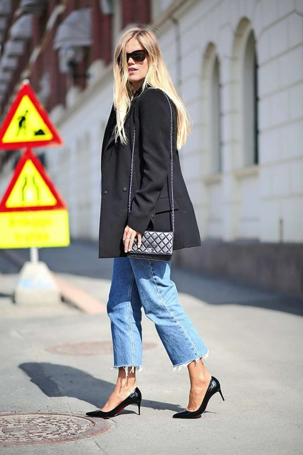 I AVKLIPTE LEVI'S: Elen Kristvik, som er motejournalist i Elle, styler buksen med sorte pumps, dressjakke og en fin veske. I AVKLIPTE LEVI'S: Elen Kristvik, som er motejournalist i Elle, styler buksen med sorte pumps, dressjakke og en fin veske.