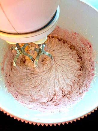 Visp krem og tilsett bringebærsyltetøy for å få en fin og rosa farge. Visp krem og tilsett bringebærsyltetøy for å få en fin og rosa farge.