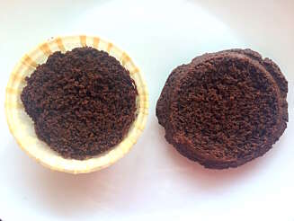 Kutt av toppen på muffinsen og skjær ut et hjerte i toppen. Kutt av toppen på muffinsen og skjær ut et hjerte i toppen.
