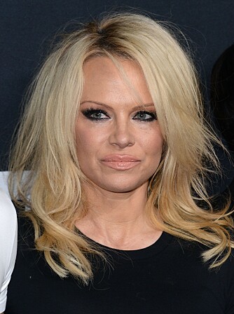 GJØR HELLER DETTE: Pamela Anderson er kjent for sine lyse lokker, men har nå dropper helbleket hår til fordel for en litt mer gyllen farge og mørkere bunn. GJØR HELLER DETTE: Pamela Anderson er kjent for sine lyse lokker, men har nå dropper helbleket hår til fordel for en litt mer gyllen farge og mørkere bunn.