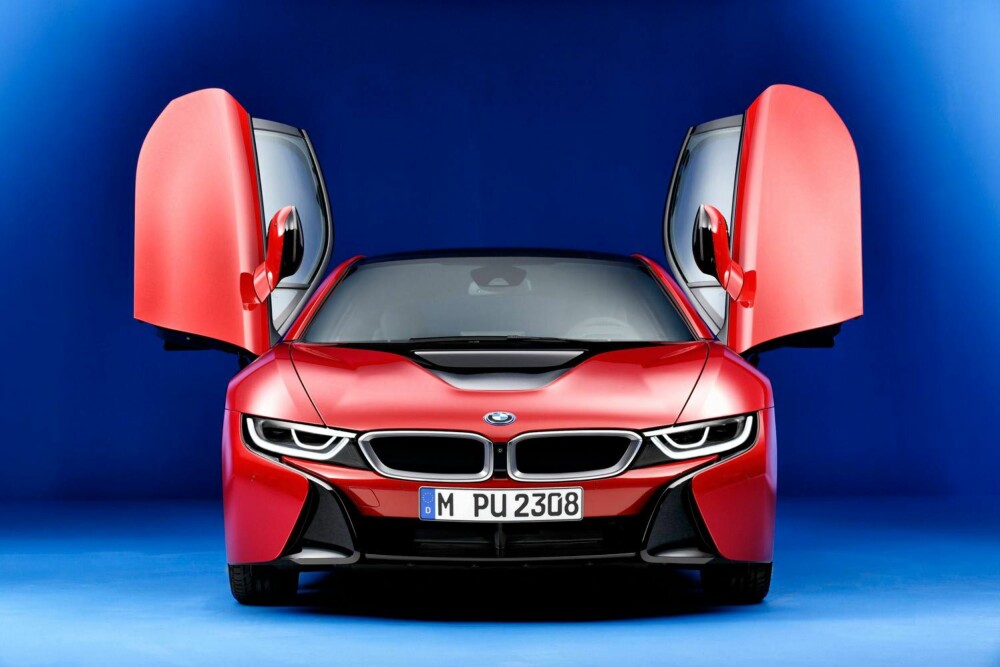 RØD DJEVEL: Protonic Red er først ut i en rekke spesialversjoner av supersport-hybriden BMW i8. RØD DJEVEL: Protonic Red er først ut i en rekke spesialversjoner av supersport-hybriden BMW i8.